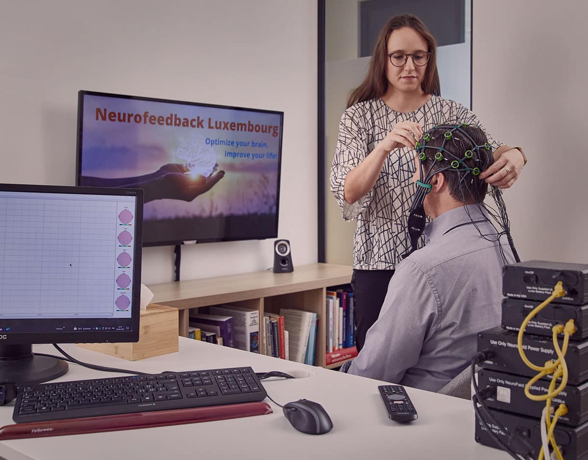 Before and after qEEG brain map comparison showing reduced frontal slow-wave activity after 30 neurofeedback sessions